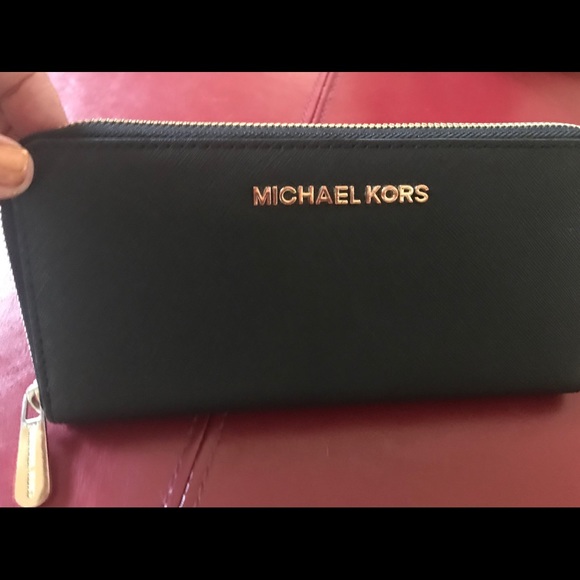 Michael Kors Handbags - EUC Authentic Michael Kors zip around wallet